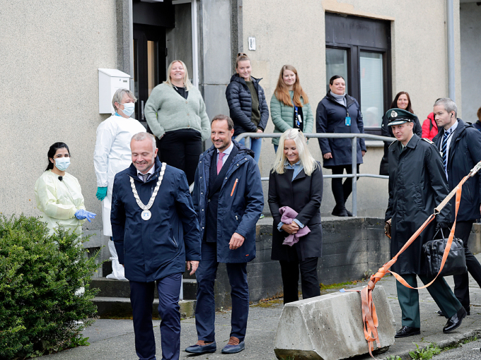 Kronprinsparet sammen med ordfører Kjell Neergaard ved kommunens teststasjon for covid-19. Foto: Berit Roald / NTB